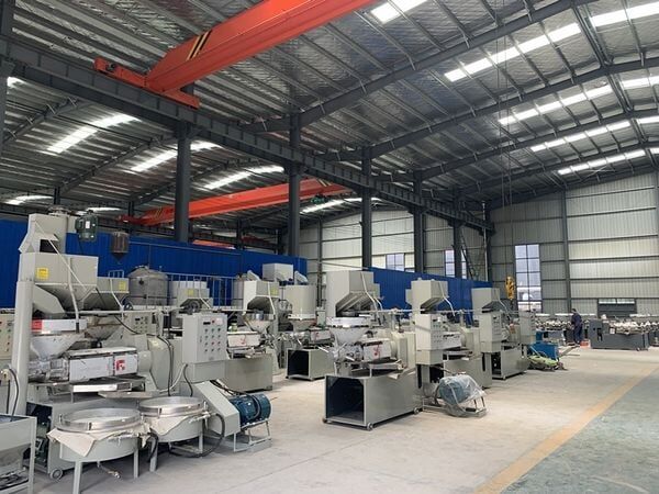 全自動(dòng)榨油機(jī)全套設(shè)備.jpg 全自動(dòng)榨油機(jī)全套設(shè)備.jpg